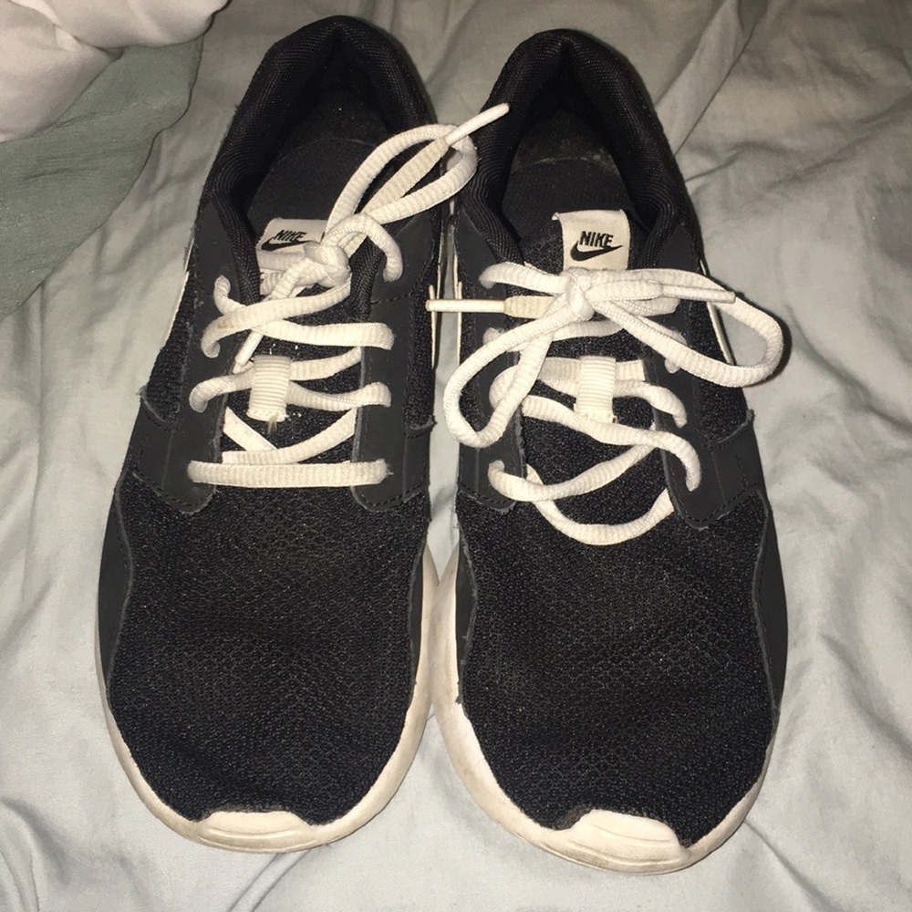 Black roshe nikes